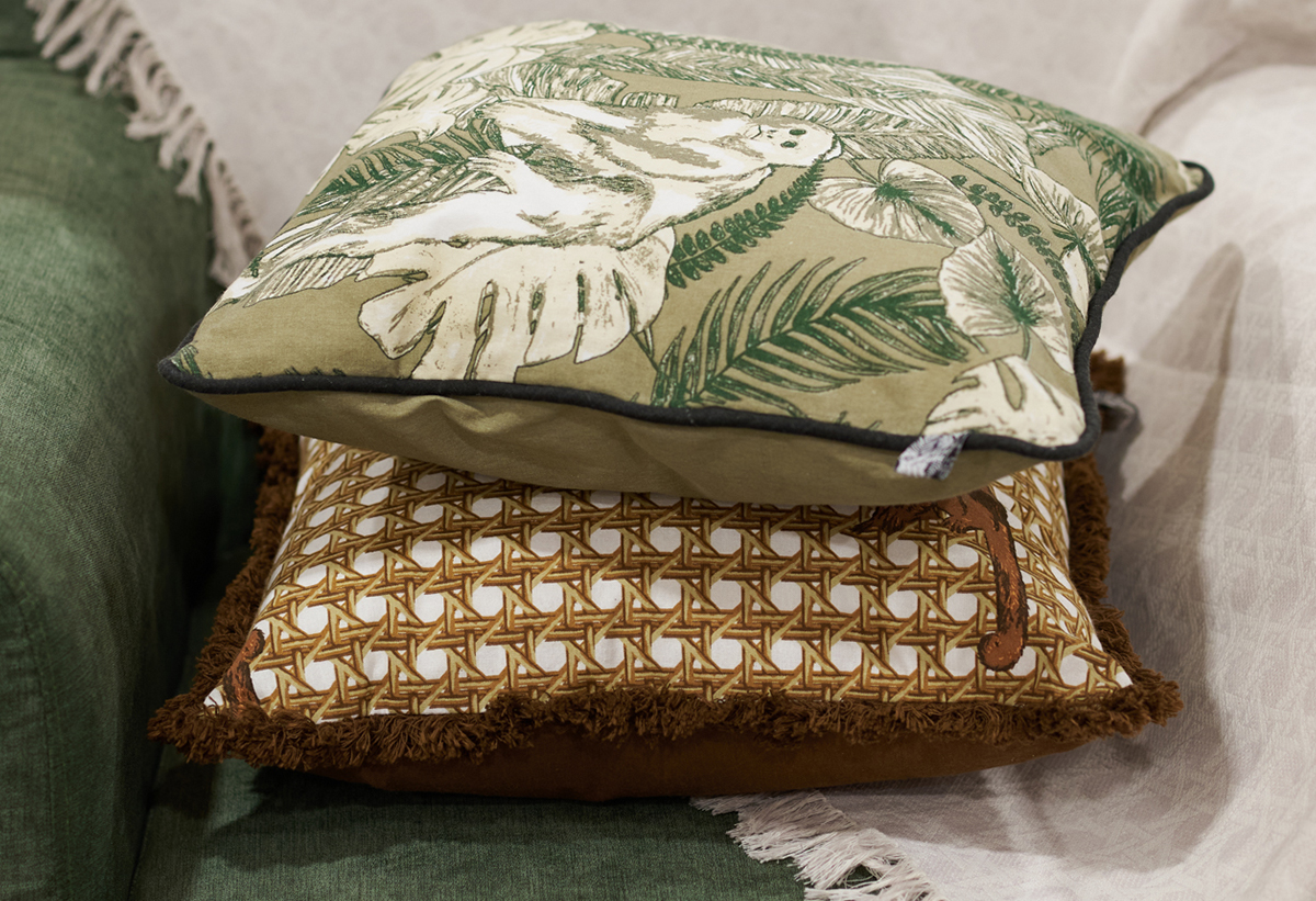 Απεικονίζεται το μαξιλάρι πάνω σε έναν καναπέ.